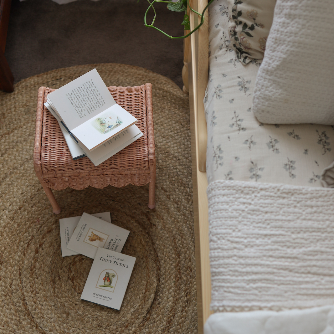 Petal Storie Stool / Seashell Pink